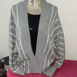 Grey and white cardigan 😍😍